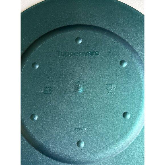 Tupperware Set Of 6 Green Plastic 9" Plates With Snowflake Design - Picture 3 of 4